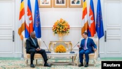 រដ្ឋមន្ត្រីការពារជាតិ​សហរដ្ឋអាមេរិក​លោក Lloyd Austin និង​នាយករដ្ឋមន្ត្រី​កម្ពុជា​លោក ហ៊ុន ម៉ាណែត ពិភាក្សា​គ្នា​ក្នុង​ជំនួប​មួយ​ នៅរាជធានីភ្នំពេញ កាលពីថ្ងៃទី៤ ខែមិថុនា ឆ្នាំ២០២៤។ (Ministry of Information/Handout via REUTERS)