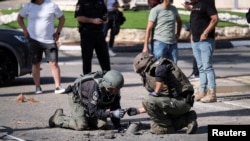 El personal de seguridad israelí revisa los restos de un cohete en Shlomi, en el norte de Israel, el 6 de abril de 2023.