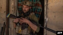 ទាហាន​អ៊ុយក្រែន​ម្នាក់​កាន់​កាំភ្លើង​នៅ​ទី​ក្រុង Orikhiv ក្នុង​ប្រទេស​អ៊ុយក្រែន កាល​ពី​ថ្ងៃ​ទី​១ ខែ​តុលា ឆ្នាំ​២០២៣។