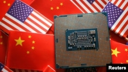 美中國旗與半導體芯片