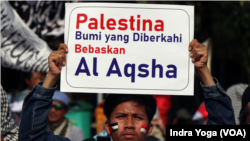 Peserta unjuk rasa "Bela Palestina" di depan Monas, Jakarta pada Jumat (13/10). (Foto: Indra Yoga/VOA)
