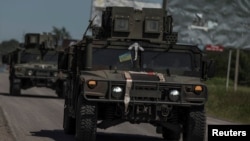 资料照片: 2023年6月4日乌克兰哈尔科夫地区车辆沿着乌克兰与俄罗斯边境附近道路行驶