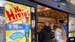 伊利諾伊州阿靈頓高地的一家雜貨店張貼著招聘標誌。(2023年1月13日)