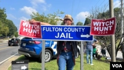 Un simpatizante del expresidente Donald Trump protesta frente a la cárcel del condado de Fulton, en Atlanta, Georgia, el 24 de agosto de 2023.