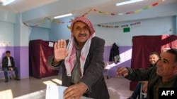 دیمەنی دەنگدانی پیاوێک لە چوارچێوەی هەڵبژاردنی شارەوانییەکانی تورکیا لە ئامەد.