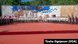 Дел од припадниците на баталјонот за почести за време на одбележувањето на Илинден во Меморијалниот центар за АСНОМ во Пелинце