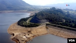 De acuerdo al ministerio de Ambiente de Colombia, a principios de mayo esperan que vuelvan las lluvias para aliviar el nivel de los embalses. [Foto: Johan Reyes, VOA].