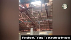 PSLF/TNLA တအာန်းပြည်သူ့လွတ်မြောက်ရေးတပ်မှ သတင်းထုတ်ပြန်ထားသည့် ဗွီဒီယိုဖိုင်တွင် တွေ့ရသော စစ်ကောင်စီလေကြောင်းတိုက်ခိုက်မှုကြောင့် ပျက်စီးသွားသည့်အဆောက်အဦတခု