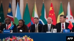 Rais wa China Xi Jinping (kulia) na Rais wa Afrika Kusini Cyril Ramaphosa (kushoto) wakiwa katika mkutano na viongozi wa China na Afrika huko Johannesburg Agosti 24, 2023. Picha na ALET PRETORIUS / POOL / AFP. 