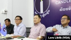 រូបឯកសារ៖ ថ្នាក់ដឹកនាំ​គណបក្ស​ភ្លើងទៀន​ធ្វើ​សន្និសីទ​សារព័ត៌មាន​មួយ​នៅ​ទីស្នាក់ការ​គណបក្ស​ក្នុង​សង្កាត់​ភ្នំពេញ​ថ្មី រាជធានី​ភ្នំពេញ នៅ​ថ្ងៃទី១៦ ខែឧសភា ឆ្នាំ២០២៣។ (លាស់ លីបលីប/វីអូអេ)