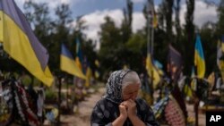 На могилі українського військового, серпень 2023 року (AP Photo/Jae C. Hong)