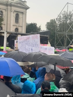 Transparenti "Narodnog štaba" na protestu "Srbija protiv nasilja".