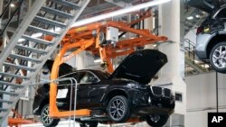 Archivo: Automóviles en la línea de ensamblaje en la planta de BMW Spartanburg en Greer, Carolina del Sur, el miércoles 19 de octubre de 2022. (Foto AP/Sean Rayford)