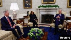 ប្រធាន​រដ្ឋសភា​អាមេរិក​លោក Kevin McCarthy (ឆ្វេង) អនុប្រធានាធិបតី អ្នកស្រី Kamala Harris និង​លោក​ប្រធានាធិបតី​ Joe Biden ពិភាក្សា​អំពី​ពិដាន​បំណុល​នៅ​សេតវិមាន​ក្នុង​រដ្ឋធានី​វ៉ាស៊ីនតោន កាល​ពី​ថ្ងៃ​ទី​១៦ ខែ​ឧសភា ឆ្នាំ​២០២៣។