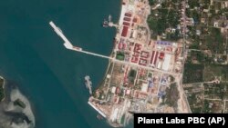 2024年5月8日的衛星圖片顯示，在柬埔寨重要的雲朗海軍基地停靠的兩艘中國軍艦已經在該基地停泊了超5個月。