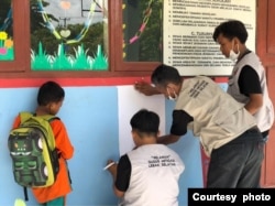 Relawan GMLS memasang materi edukasi tentang kesiapsiagaan tsunami di lingkungan sekolah (Courtesy GMLS)