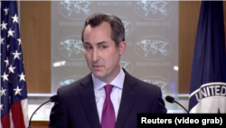 ​អ្នកនាំពាក្យ​ក្រសួង​ការបរទេស​សហរដ្ឋ​អាមេរិក​ លោក​ Matthew Miller ថ្លែងនៅក្នុងសន្និសីទសារព័ត៌មានមួយនៅក្រសួងការបរទេសសហរដ្ឋអាមេរិក ក្នុងរដ្ឋធានីវ៉ាស៊ីនតោន កាលពីថ្ងៃទី ២៥ ខែឧសភា ឆ្នាំ ២០២៣។ (Video grab/REUTERS)