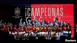 En Fotos | Madrid recibe por todo lo alto a las campeonas del Mundial de Fútbol