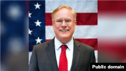 លោក​ Robert Forden មន្ត្រី​ជាន់ខ្ពស់​ក្រសួង​ការបរទេស​អាមេរិក ​ដែល​ទទួល​បាន​ការ​តែងតាំង​ពី​ប្រធានាធិបតី​សហរដ្ឋ​អាមេរិក​ឱ្យ​ធ្វើ​ជា​ឯកអគ្គរដ្ឋទូត​សហរដ្ឋ​អាមេរិក​ប្រចាំ​នៅ​កម្ពុជា​។