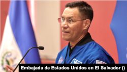 El astronauta Frank Rubio se encuentra de visita en El Salvador este 8 de abril. [Fotografía Embajada de Estados Unidos en El Salvador].