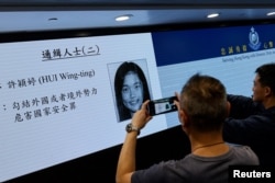 香港當局在記者會上公佈被通緝的五名活動人士之一許穎婷的照片。（2023年12月14日）