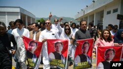 រូបឯកសារ៖ តំណាង​រាស្ត្រ​នៃ​គណបក្ស Tehreek-e-Insaf (PTI) នៃប្រទេស​ប៉ាគីស្ថាន​កាន់​រូប​អតីតនាយករដ្ឋមន្ត្រី Imran Khan អំឡុងបាតុកម្ម​កាលពីថ្ងៃទី​១៨ កក្កដា ឆ្នាំ២០២៤។