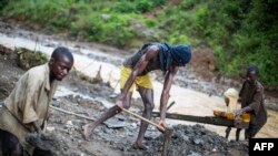 Wachimbaji wadogowadogo wakichimba dhahabu eneo la Bukavu, DRC, tarehe 29 Machi , 2017.Picha na GRIFF TAPPER / AFP. 