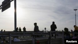 Migrantes indocumentados, en su mayoría de Venezuela, Colombia y Haití, esperan instrucciones de las autoridades en la frontera chilena y peruana, luego de que Perú se negara a abrir sus fronteras, en Chacalluta, Arica, Chile 17 de abril de 2023. 