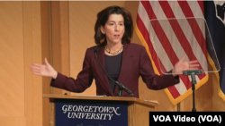 美国商务部长雷蒙多在乔治城大学发表讲话。（2023年2月23日）