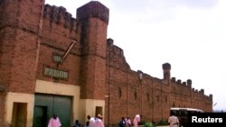 Wafungwa wakisimama nje ya gereza kuu ya Kigali, Rwanda