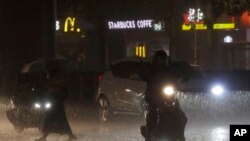 2023年9月2日，台北市，颱風“海葵”逼近台灣，大眾在大雨中步行和開車。