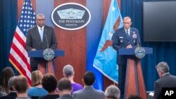 美國國防部長勞埃德‧奧斯汀和參謀長聯席會議主席CQ布朗2024年7月25日在五角大樓的新聞簡報會上發言。