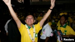 រូបឯកសារ៖ លោក កឹម សុខា មេដឹកនាំគណបក្ស​សិទ្ធិមនុស្ស ស្វាគមន៍អ្នកគាំទ្រនៅពហុកីឡដ្ឋានជាតិអូឡាំពិក នៅរាជធានីភ្នំពេញ កាលពីថ្ងៃទី ២២ ខែកក្កដា ឆ្នាំ ២០០៧។ 