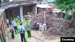 影片截圖顯示山東泰安警察向李吉成父親問話(影片來源：李吉成)