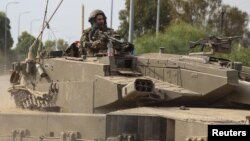 Izraelski tenk blizu granice sa Gazom (Foto: Reuters/Ronen Zvulun)