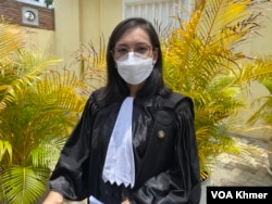 អ្នកស្រី ម៉េង សុភារី សហមេធាវីលោក កឹម សុខា ឈរមុខសាលាឧទ្ធរណ៍ ក្នុងរាជធានីភ្នំពេញ នាថ្ងៃព្រហស្បតិ៍ ទី២៣ ខែឧសភា ឆ្នាំ២០២៤។ (មាស ដា/វីអូអេ)