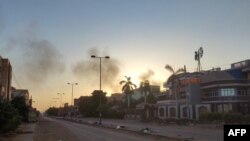 Moshi ukifuka angani huko kusini mwa jiji la Khartoum wakati mapigano yakiendelea tarehe 6, Mei 2023. Picha na AFP. 
