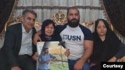 به ترتیب از راست: ناهید شیرپیشه، مهرداد بختیاری، بی‌بی زهرا بختیاری، منوچهر بختیاری - آرشیو