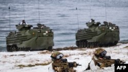 Тие се дел од најголемата артилериска вежба на НАТО одржана некогаш во Европа, наречена „Динамички фронт 25“, која вклучува и вежби во Естонија, Германија, Романија и Полска во кои учествуваат вкупно околу 5.000 војници.