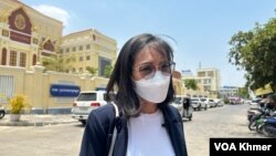 អ្នកស្រី ម៉េង សុភារី សហមេធាវីការពារក្តីលោក កឹម សុខា ផ្តល់កិច្ចសម្ភាសន៍ជាមួយក្រុមអ្នកសារព័ត៌មាន ក្រោយបញ្ចប់សវនាការលើកទី៦ នៅពីមុខសាលាឧទ្ធរណ៍ភ្នំពេញ នាថ្ងៃទី៤ ខែមេសា ឆ្នាំ២០២៤។ (ស៊ឹម ចាន់សំណាង/វីអូអេ)