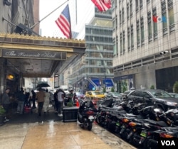 Decenas de motos eléctricas propiedad de migrantes se agolpan el 18 de septiembre de 2023 en el hotel Roosevelt en Manhattan, Nueva York, convertido en refugio para recién llegados a la ciudad