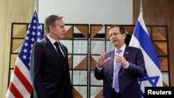 যুক্তরাষ্ট্রের পররাষ্ট্রমন্ত্রী অ্যান্টনি ব্লিংকেন মধ্যপ্রাচ্য জুড়ে উত্তেজনা প্রশমিত করার লক্ষ্যে তার সপ্তাহব্যাপী সফরের অংশ হিসেবে ইসরাইলের তেল আবিবের ডেভিড কেম্পিনস্কি হোটেলে ইসরাইলের প্রেসিডেন্ট আইজ্যাক হারজোগের সাথে সাক্ষাৎ করেছেন। ৯ জানুয়ারি, ২০২৪। 