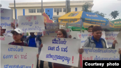 តំណាងសហជីព កម្មករ និងជាសមាជិកនៃសហព័ន្ធសហជីពកម្ពុជា ជាច្រើននាក់លើកបដាទាមទារ អោយមានការដោះលែង លោក ជា ចាន់ នៅថ្ងៃទី២៩ ខែឧសភា ឆ្នាំ២០២៤នេះ ខាងមុខសាលា
ដំបូង ខេត្តកំពង់ស្ពឺ ។ (Facebook/សង់ត្រាល់)