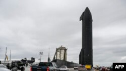 Prototipe pesawat luar angkasa SpaceX Starship diangkut dari lokasi peluncuran menjelang uji penerbangan ketiga SpaceX Starship dari Starbase di Boca Chica, Texas, 12 Maret 2024. (Foto: AFP)