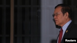 រូបឯកសារ៖ លោក កឹម សុខា មេដឹកនាំគណបក្សសង្គ្រោះជាតិ ដើរចេញពីសាលប្រជុំមួយនៅរដ្ឋសភាជាតិ រាជធានីភ្នំពេញ កាលពីថ្ងៃទី ៧ ខែធ្នូ ឆ្នាំ ២០១៦។ 