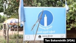 ស្លាកគណបក្សភ្លើងទៀនត្រូវបានឃើញនៅតាមដងផ្លូវជាតិក្នុងឃុំរុនតាឯក ស្រុកបន្ទាយស្រី ខេត្តសៀមរាប កាលពីថ្ងៃទី ១២ ខែកុម្ភៈ ឆ្នាំ ២០២៣។ (ទែន សុខស្រីនិត/វីអូអេ)