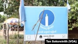 ស្លាកគណបក្សភ្លើងទៀនត្រូវបានឃើញនៅតាមដងផ្លូវជាតិក្នុងឃុំរុនតាឯក ស្រុកបន្ទាយស្រី ខេត្តសៀមរាប កាលពីថ្ងៃទី ១២ ខែកុម្ភៈ ឆ្នាំ ២០២៣។ (ទែន សុខស្រីនិត/វីអូអេ)