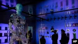 百度集度電動車發布了首款汽車機器人量產概念車ROBO-01，顯示其人工智能技術。（2023年2月14日）