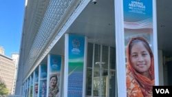 世界銀行華盛頓總部外張貼的春季會議圖案。(2023年4月10日，美國之音鍾辰芳拍攝）