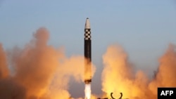 這張在2023年3月16日拍攝並由北韓官方的朝中社3月17日公佈的照片顯示北韓發射“火星-17”洲際彈道導彈。